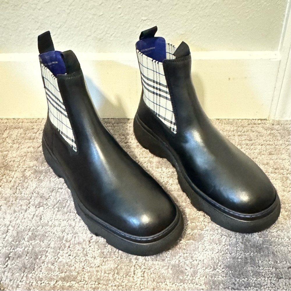 💰⬇️BURBERRY Black Leather Chelsea Boot with Blue Plaid Accent Men’s EU 45 - Picture 3 of 16